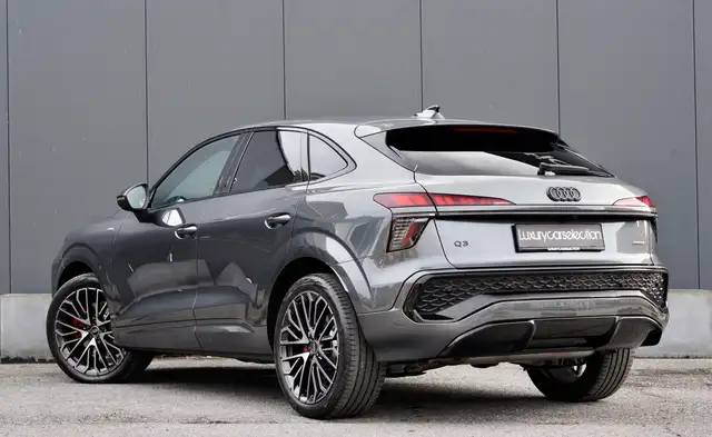 Audi Q3 view 4