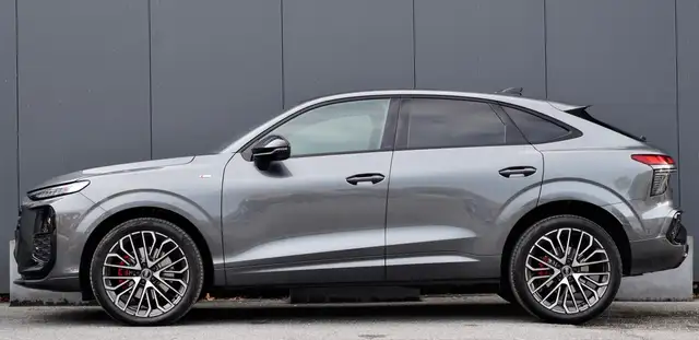 Audi Q3 view 8