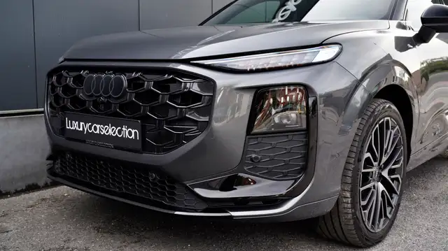Audi Q3 view 10