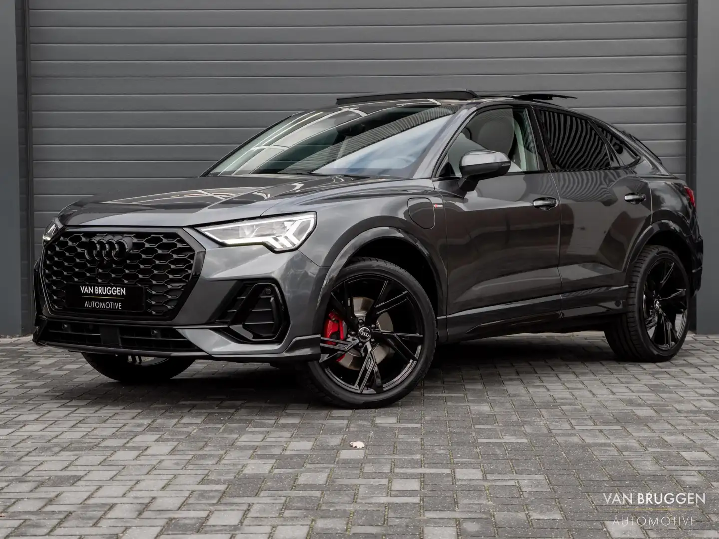 Audi Q3 Sportback 45 TFSI e S-Line Pano E-Stoelen 360 Sfee Gris - 1