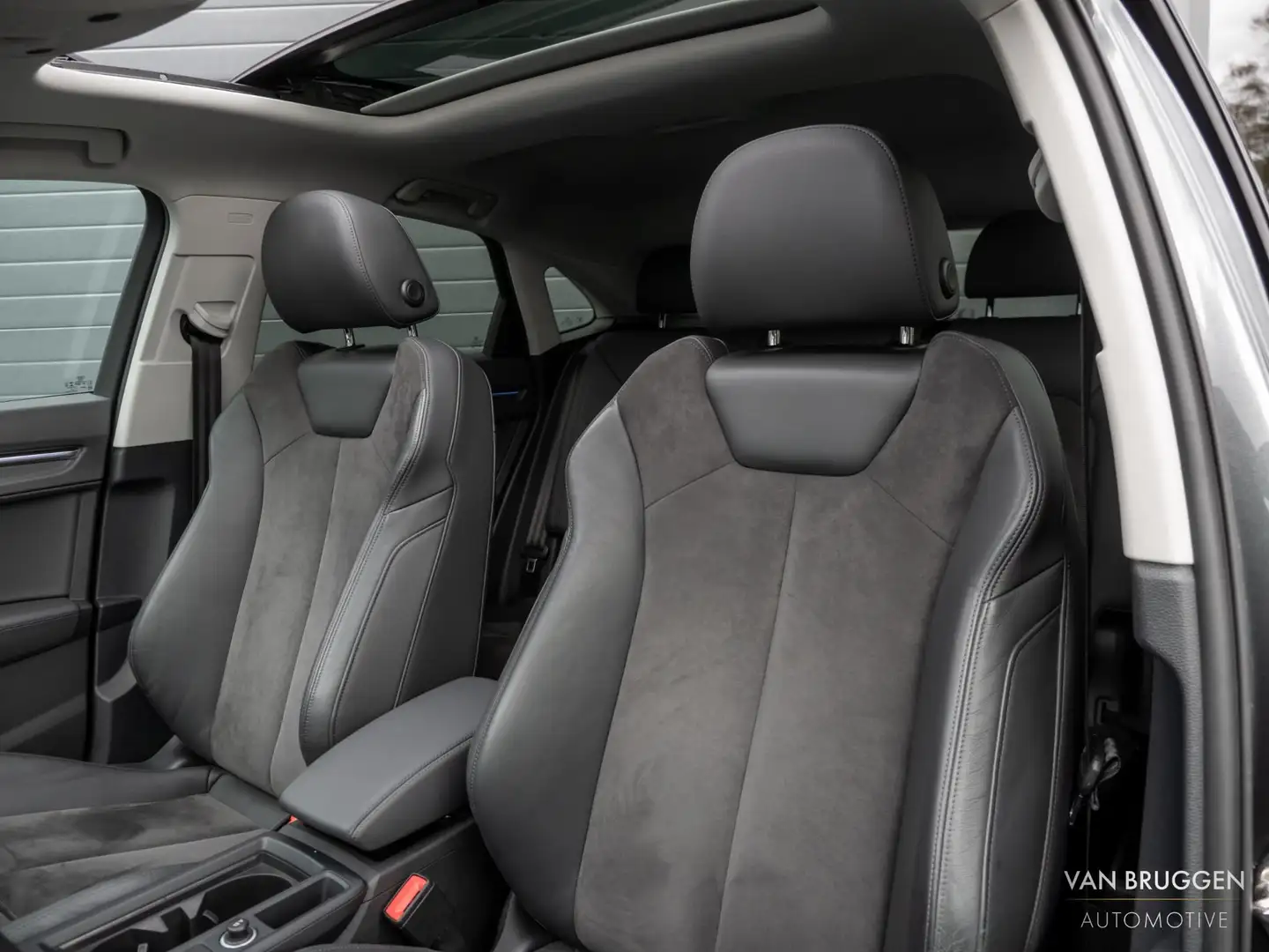Audi Q3 Sportback 45 TFSI e S-Line Pano E-Stoelen 360 Sfee Gris - 2