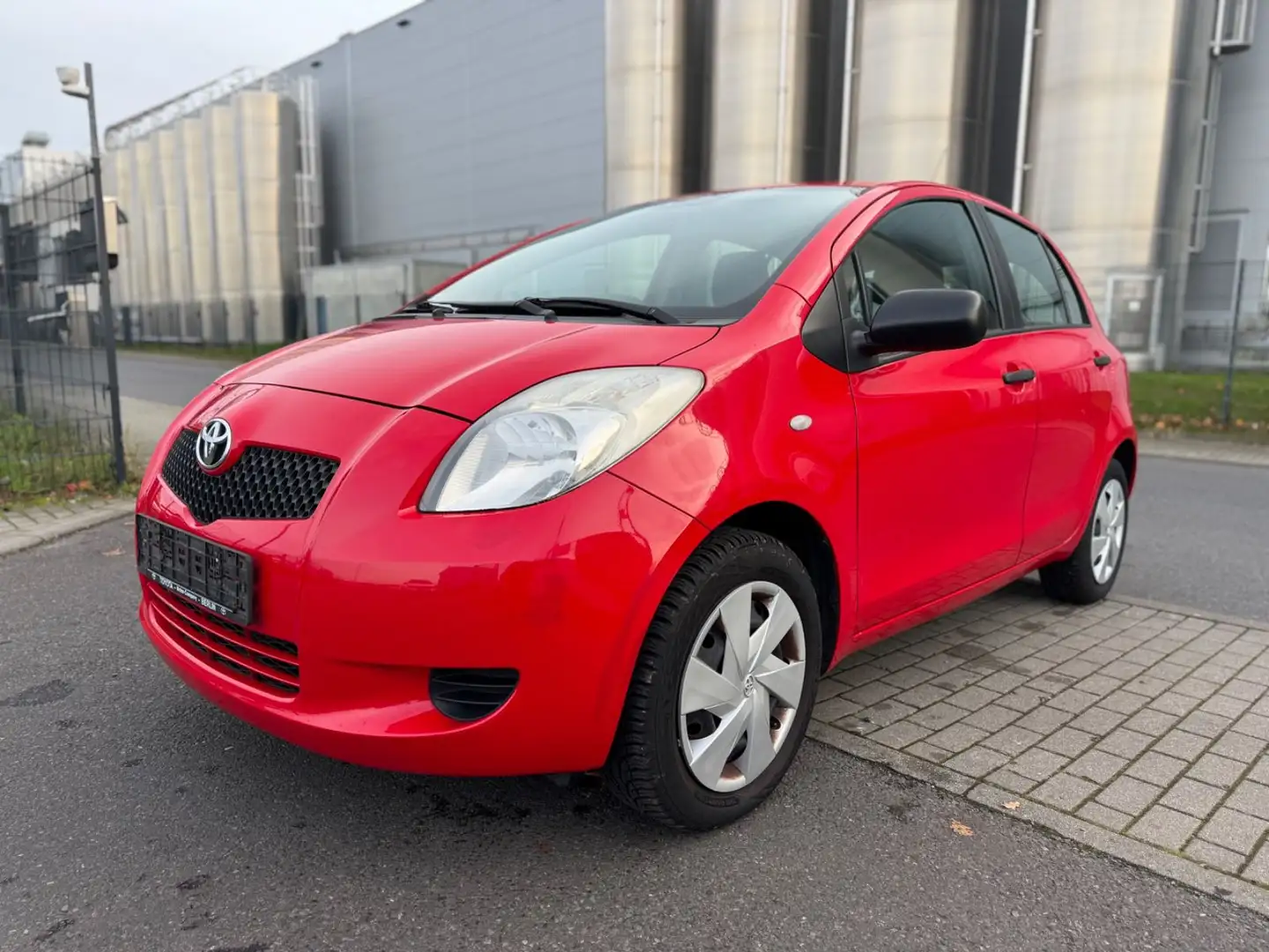 Toyota Yaris Cool KLIMA TÜV ALLWETTERREIFEN 2.HAND Rot - 1