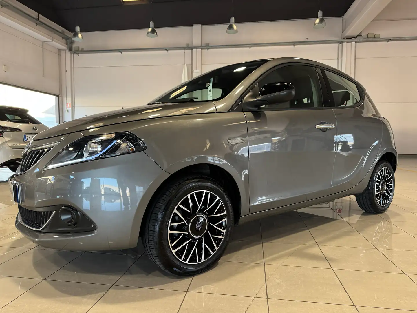 Lancia Ypsilon 1.0 FireFly 5 porte S&S Hybrid Platino PRONTA Grigio - 1