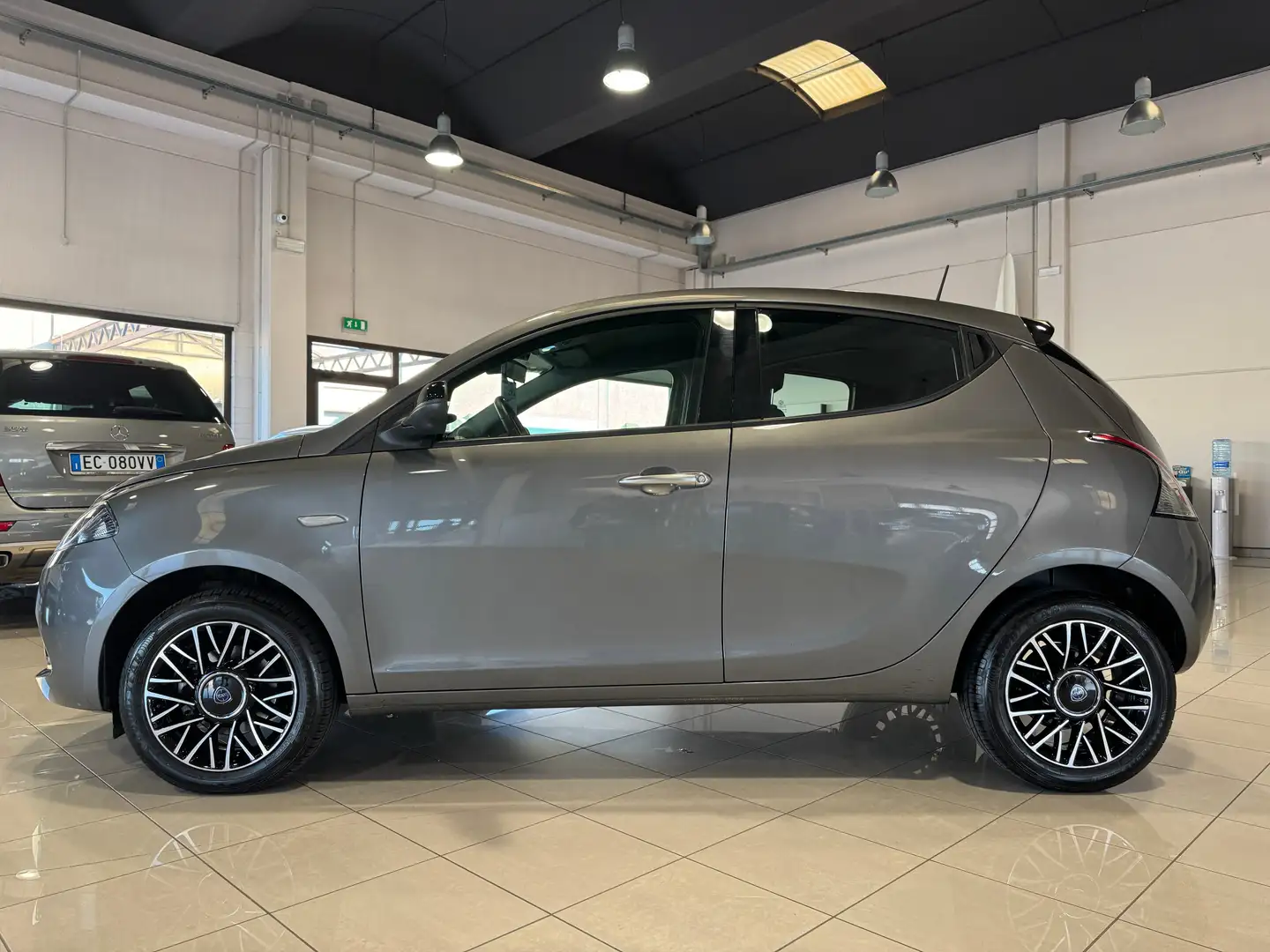Lancia Ypsilon 1.0 FireFly 5 porte S&S Hybrid Platino PRONTA Grigio - 2