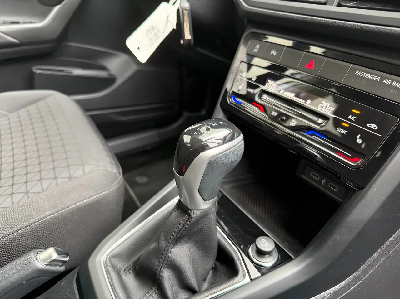 Volkswagen T-Cross 1.0 TSI Life Business DSG / ACC / Cam / Heated seats / Front, миниатюра 13