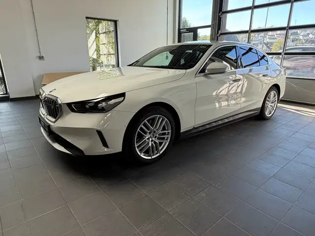 BMW i5 40 eDrive Driving Assistant Professional_Headup-Display_Sonnenschutverglasung_Harman-Kardon_360 Grad Kamera_Adaptive LED