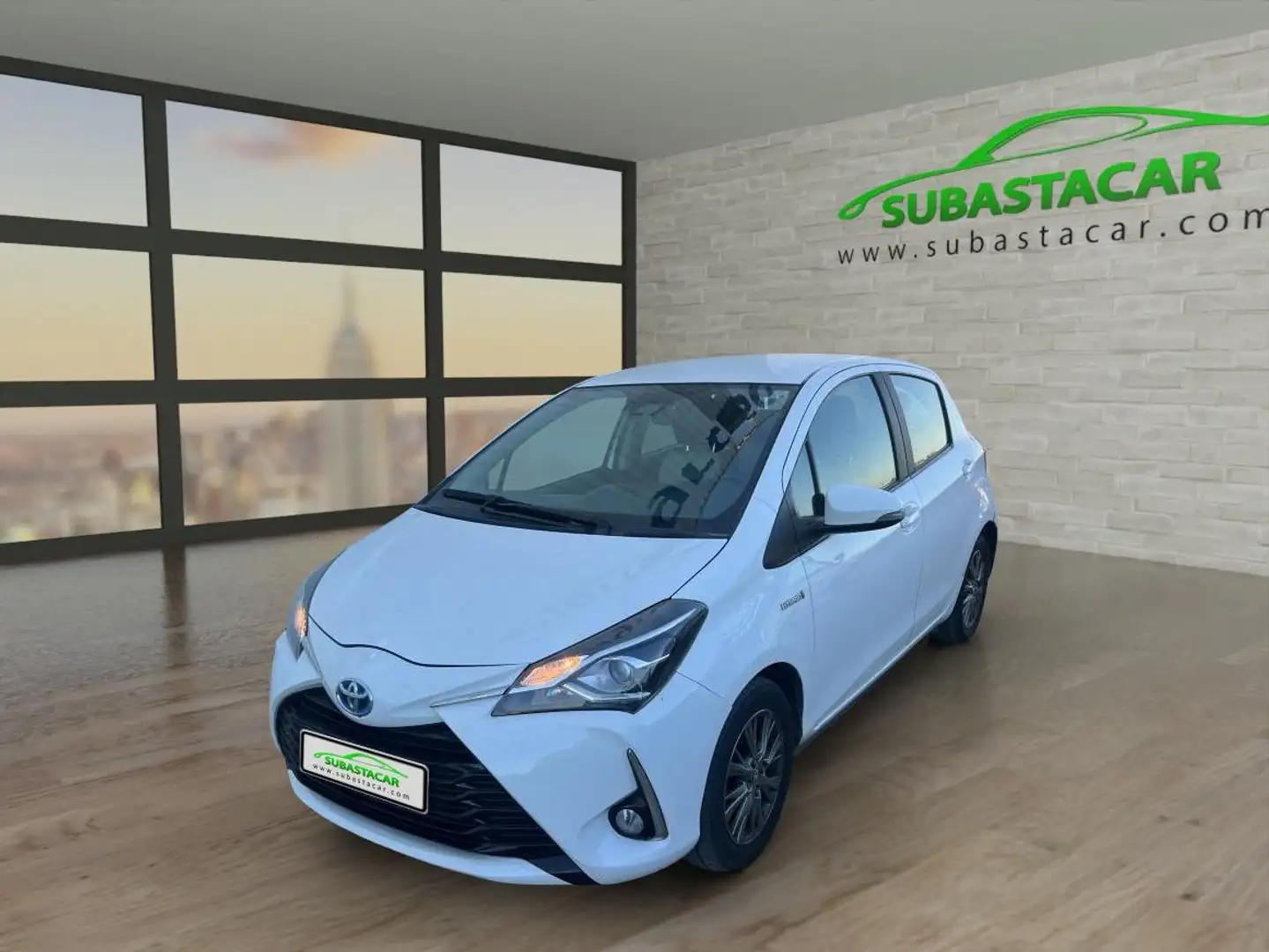 Toyota Yaris 100H 1.5 Active Blanc - 1