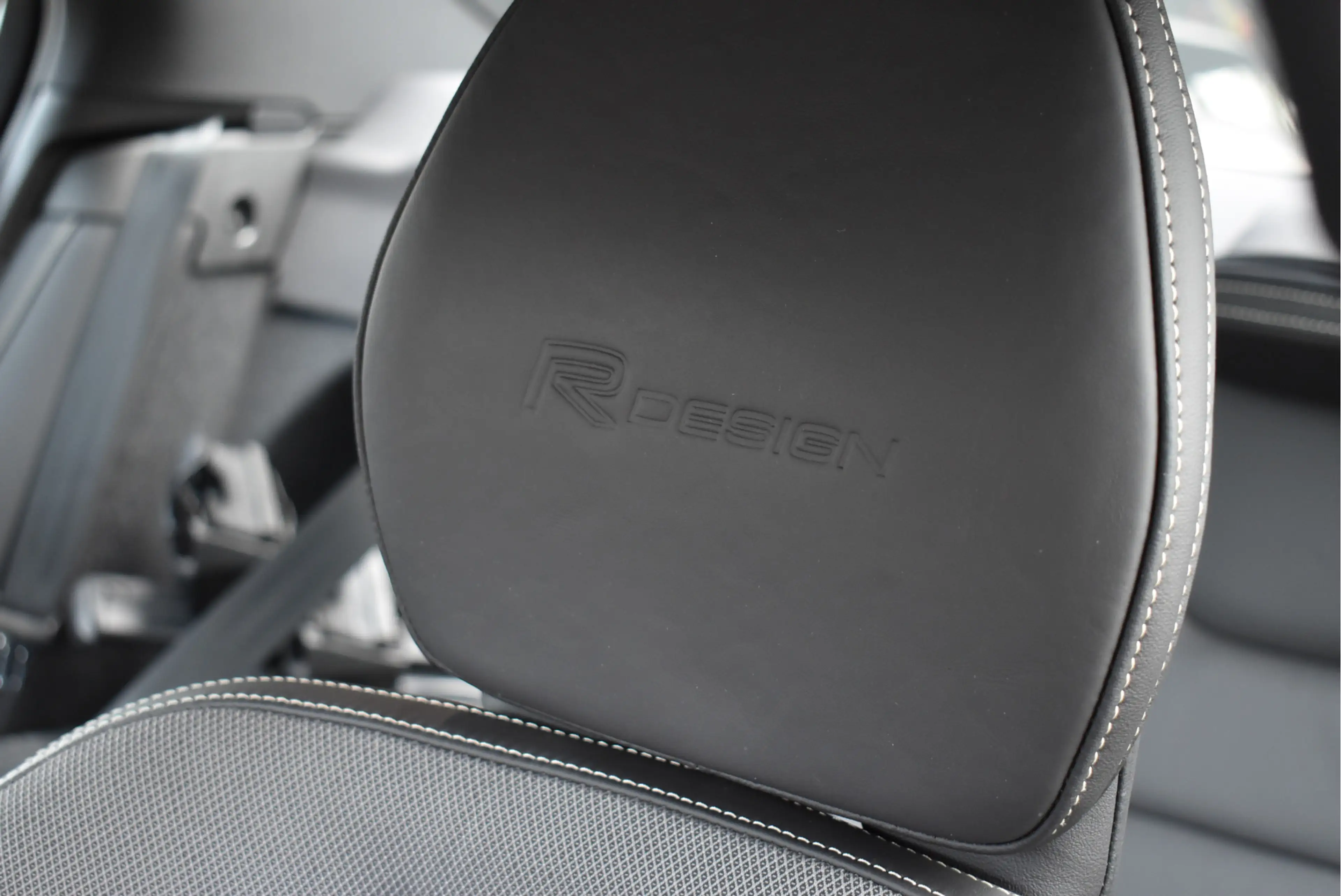 Volvo S60 2.0 T6 AWD Twin Engine R-Design Navi Leder Full Le — photo 11