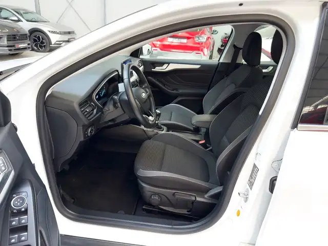Ford Focus view 8