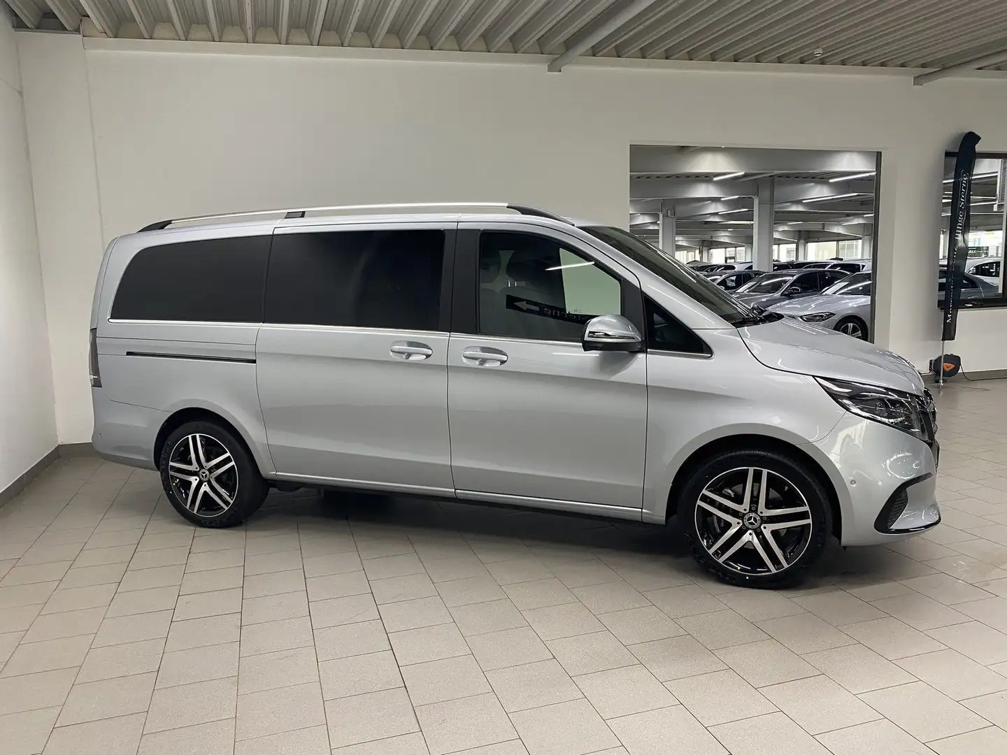 Mercedes-Benz V 300 d L AVANTGARDE+DIST+AHK+AERO+MULTIBEAM LED Zilver - 2