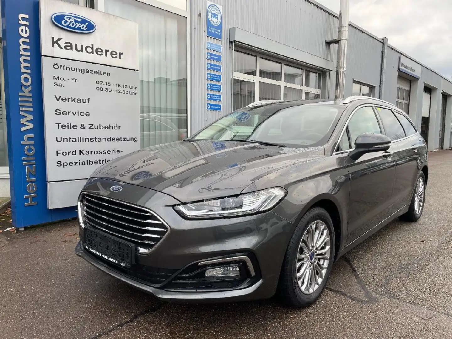 Ford Mondeo Hybrid Titanium - 1