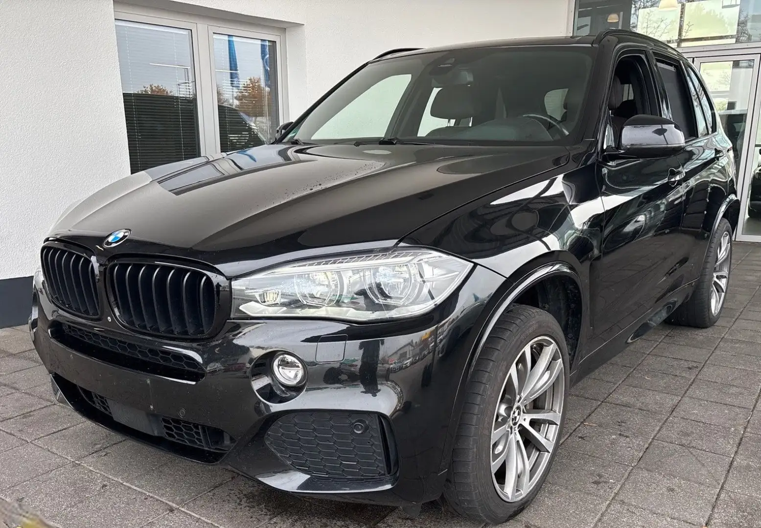 BMW X5 xDrive 50 i M Paket°360°H&K°ROLLO°STDHZ°AHK Schwarz - 1