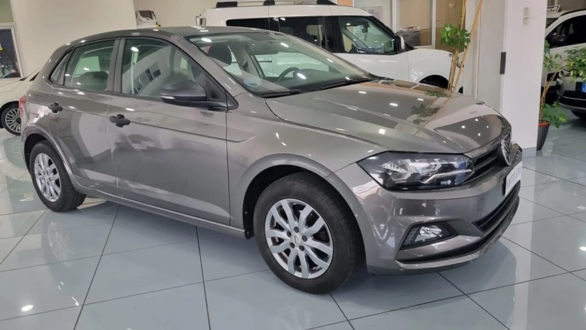 Volkswagen Polo 1.0 MPI 5 porte Grigio - 2