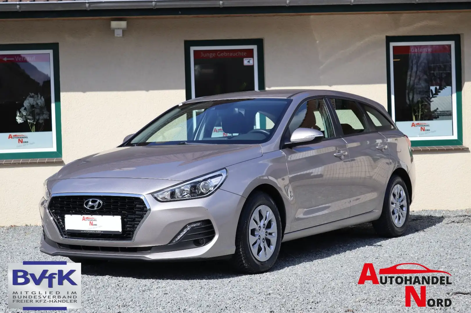 Hyundai i30 1,4 Select Navi/Klima/PDC/Kamera Grau - 1