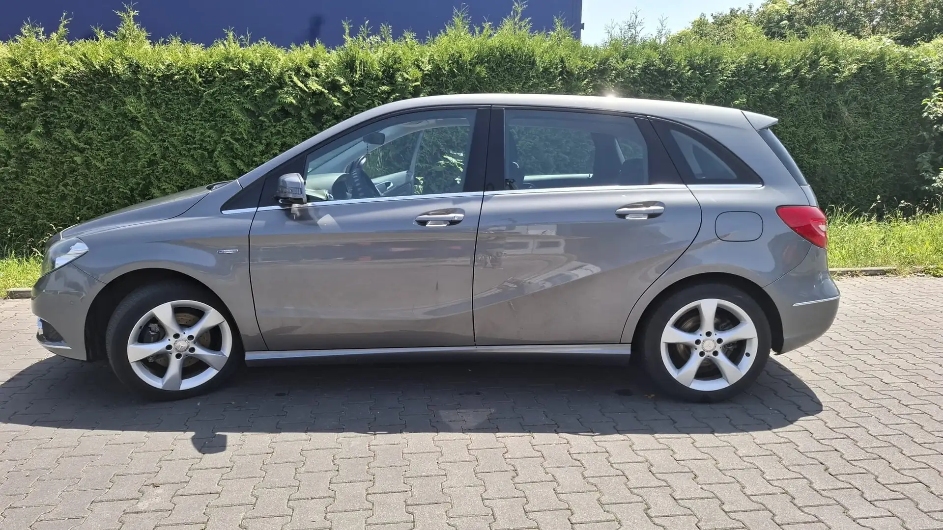 Mercedes-Benz B 180 B-Klasse BlueEFFICIENCY EDITION 1 Silber - 1