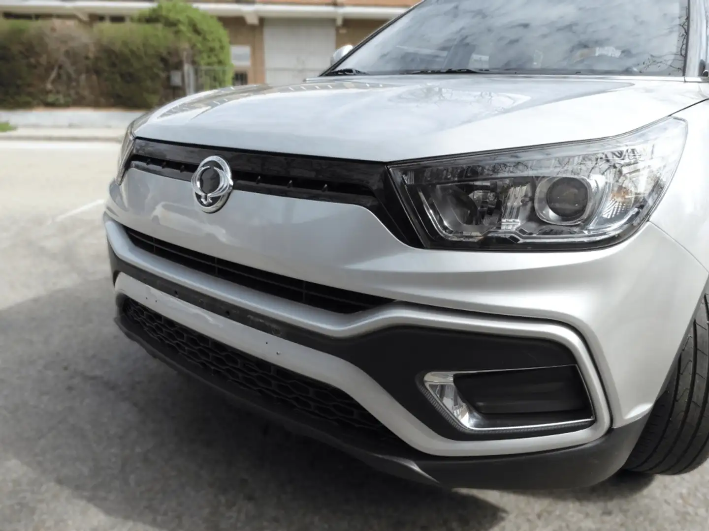 SsangYong XLV D16 Limited 4x2 Gris - 2