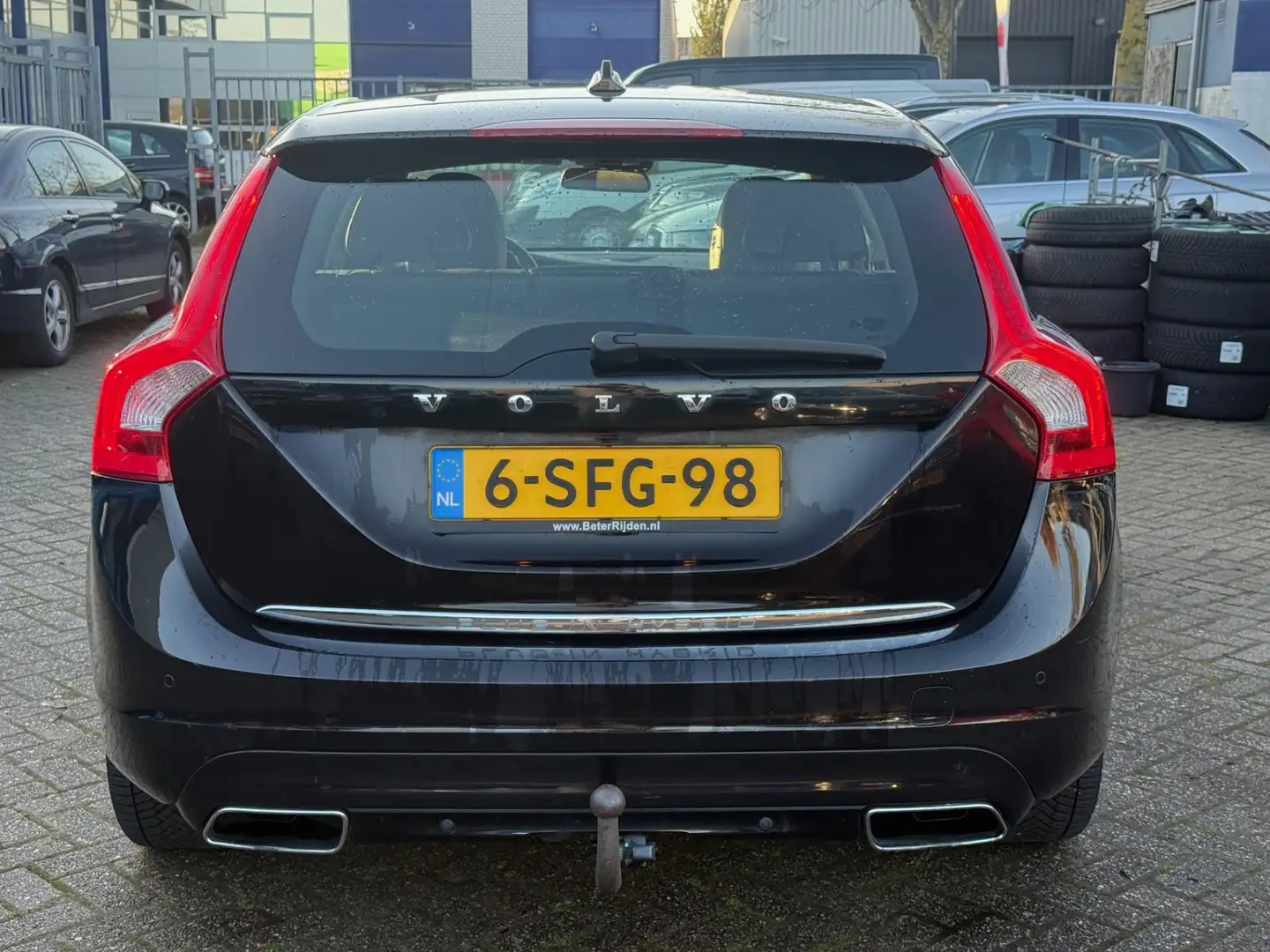 Volvo V60 2.4 D6 AWD Plug-In Hybrid Summum Zwart - 2