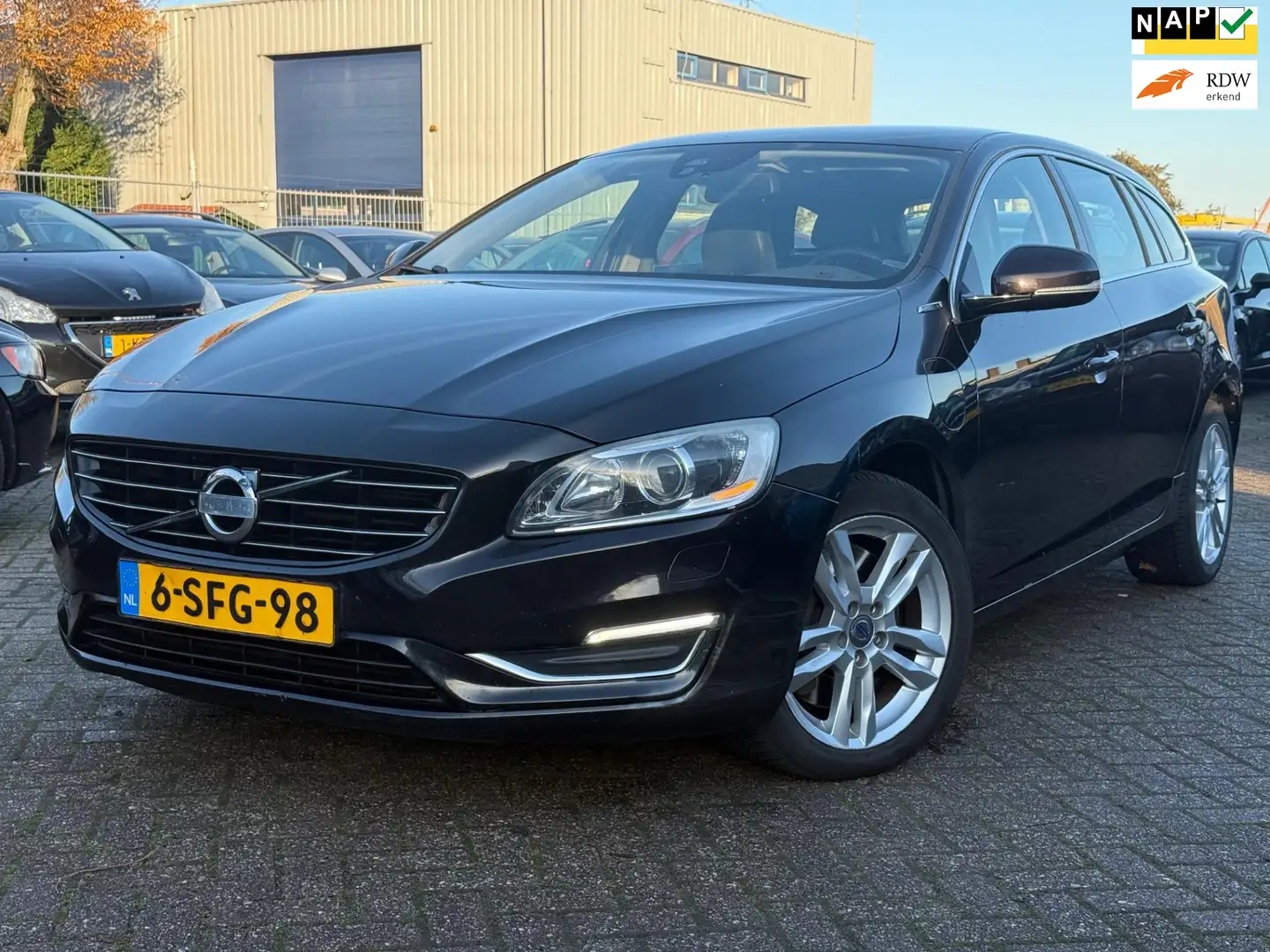 Volvo V60 2.4 D6 AWD Plug-In Hybrid Summum Zwart - 1