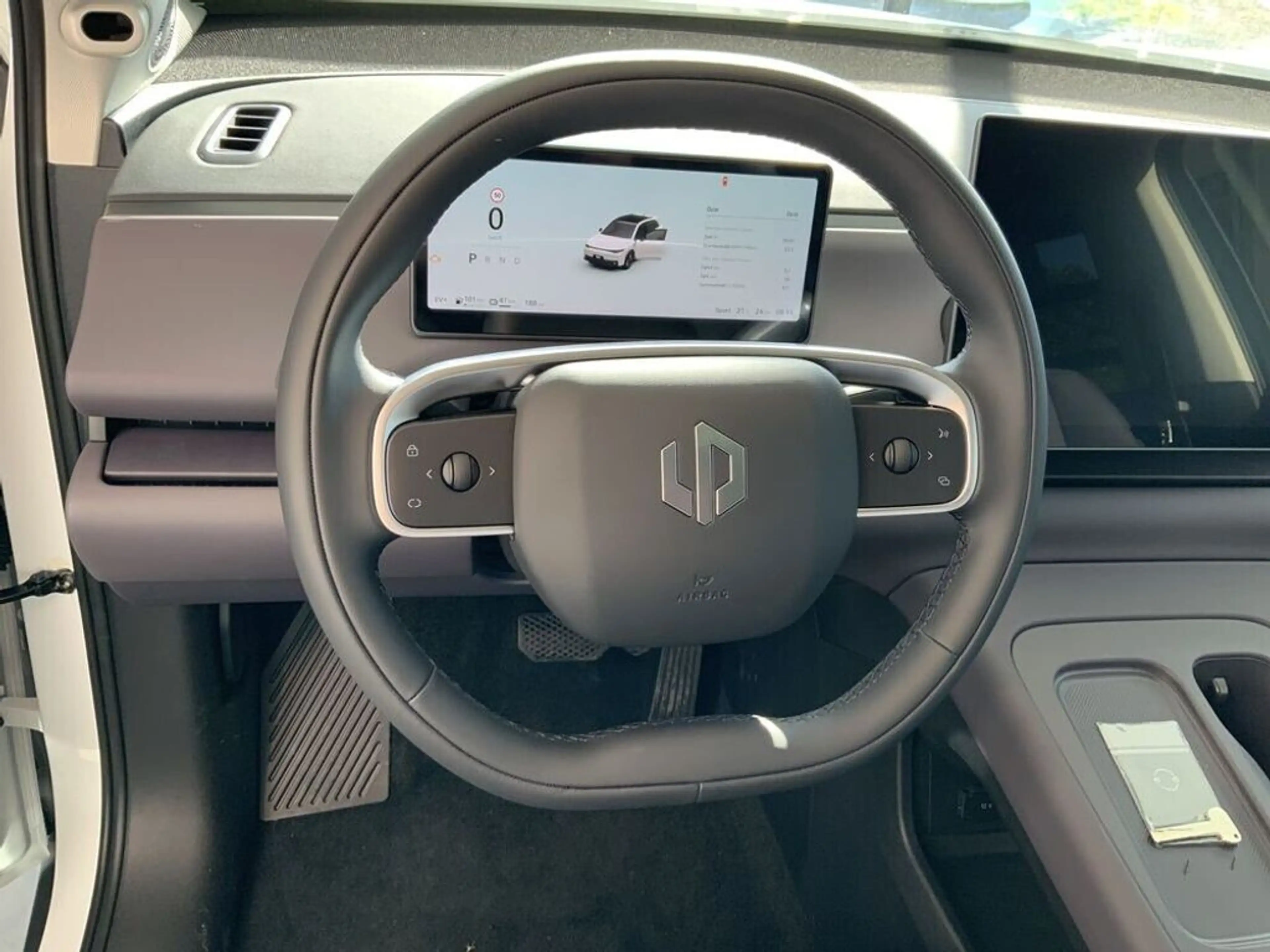 Leapmotor C10 REEV 28,4kWh Design — photo 7