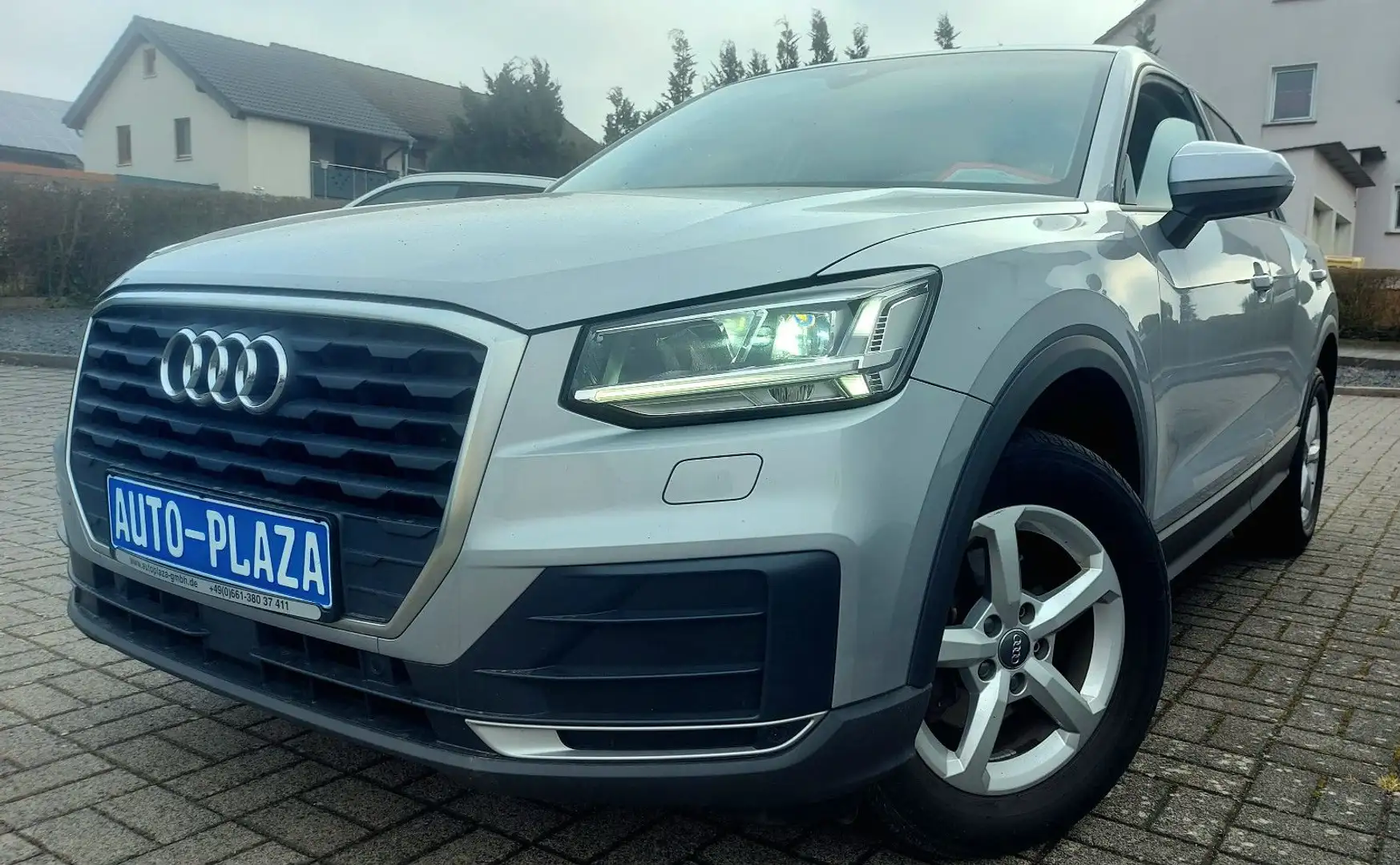 Audi Q2 30TDI DSG LEDER LED AHK SH NAV ACC ASSIST-PAK Silber - 2