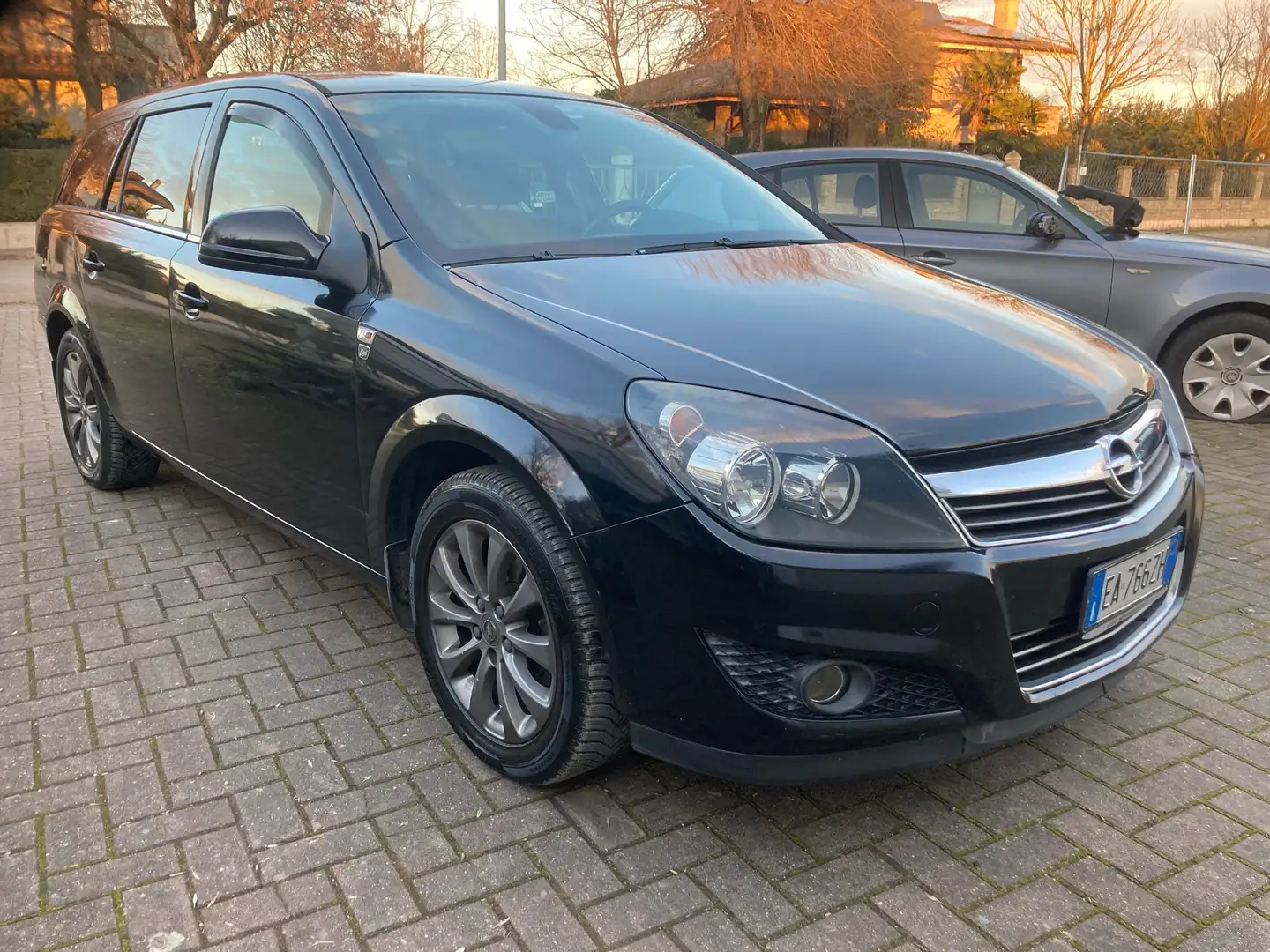 Opel Astra SW 1.6 Enjoy Gpl-tech 115cv Schwarz - 1