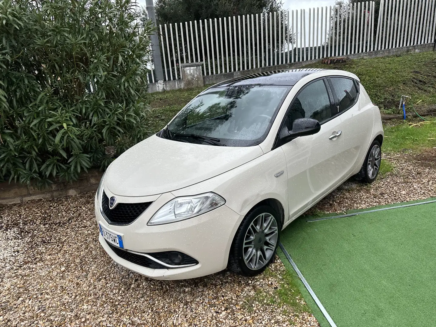 Lancia Ypsilon Ypsilon III 2015 1.2Platinum 69cv pelle tetto navi Beige - 1