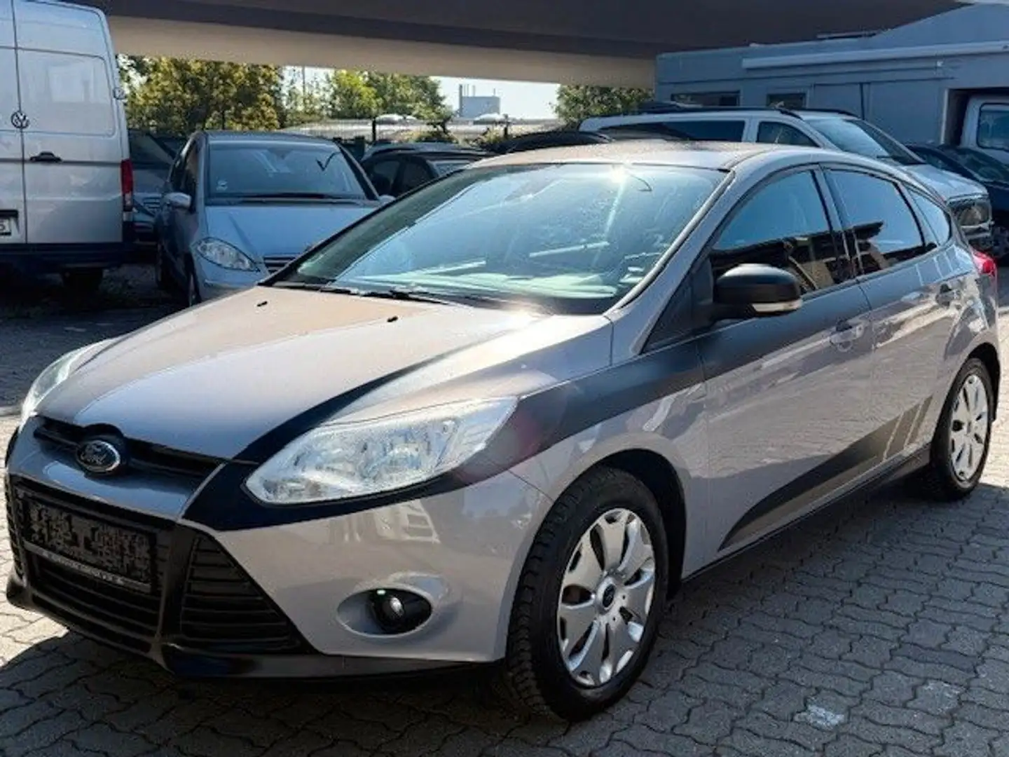 Ford Focus 1,6 Klima sehr gepflegt Grau - 2