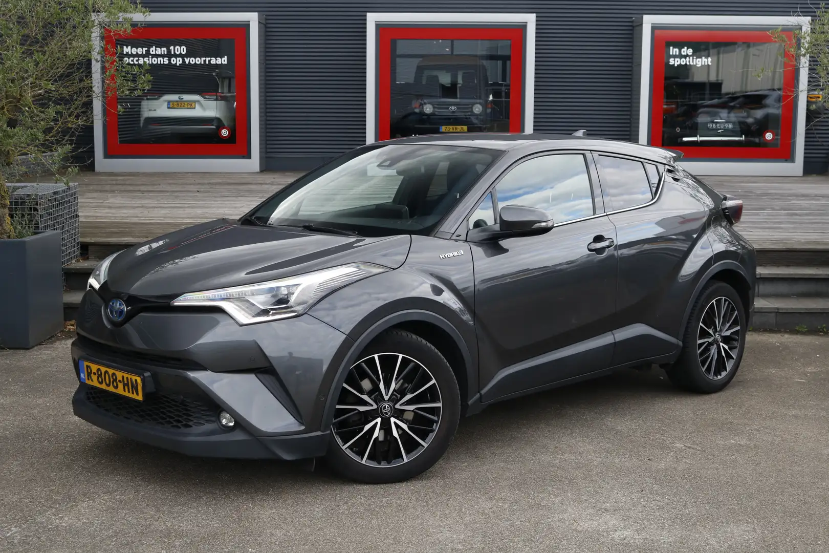 Toyota C-HR 1.8 Hybrid Executive Grijs - 1