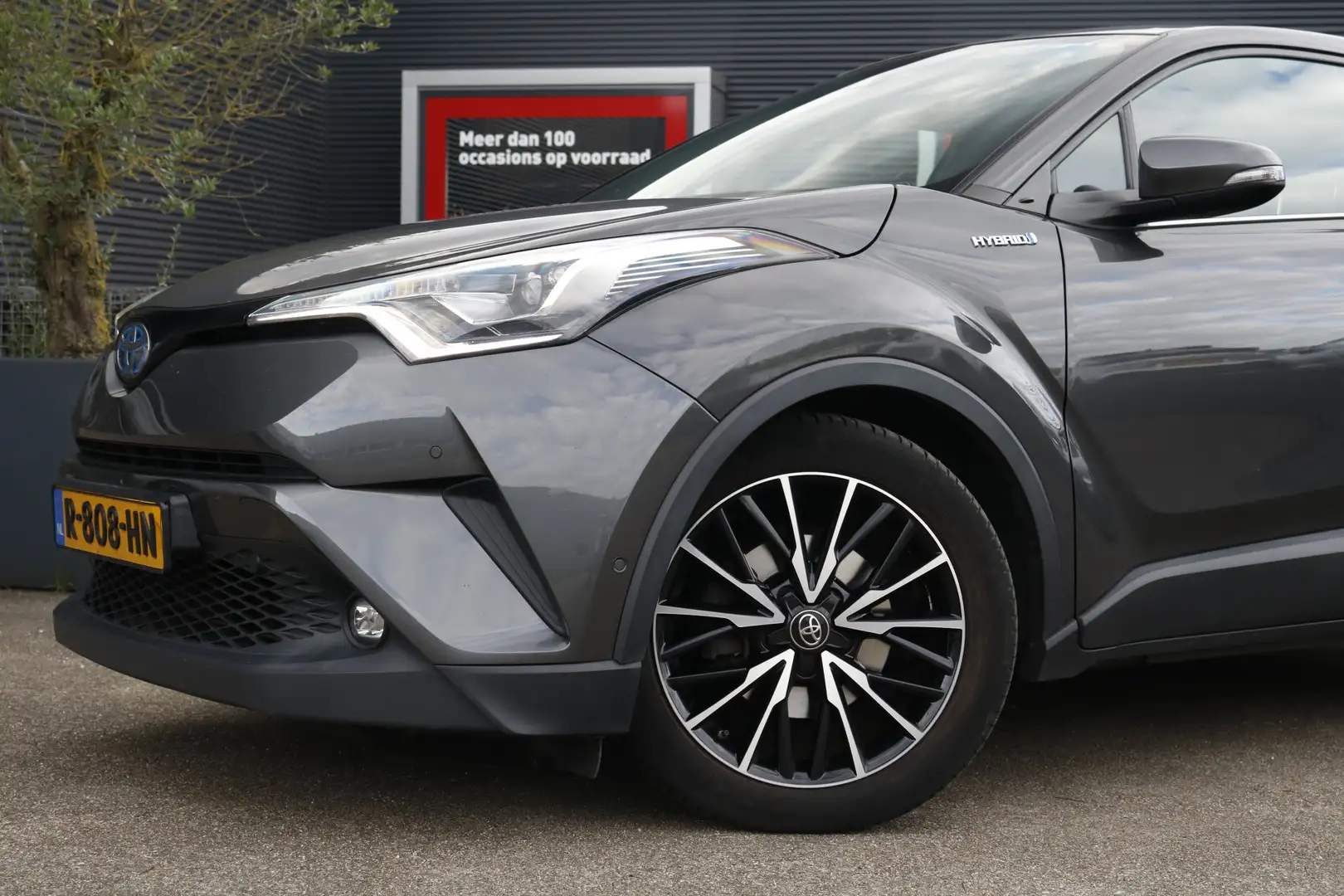 Toyota C-HR 1.8 Hybrid Executive Grijs - 2