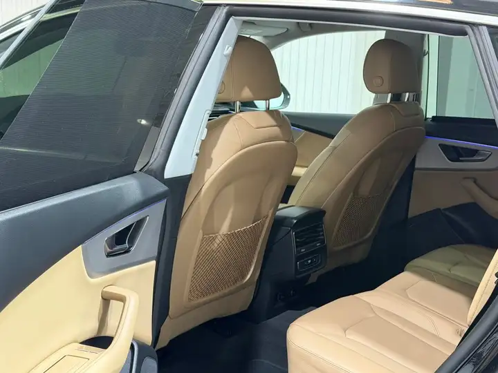 Audi Q8 2023, foto 12