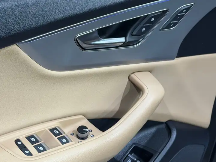 Audi Q8 2023, foto 23