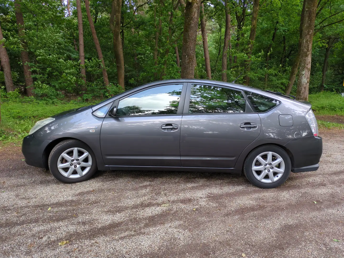 Toyota Prius Prius 1.5 VVT-i Bns Edition Šedá - 2