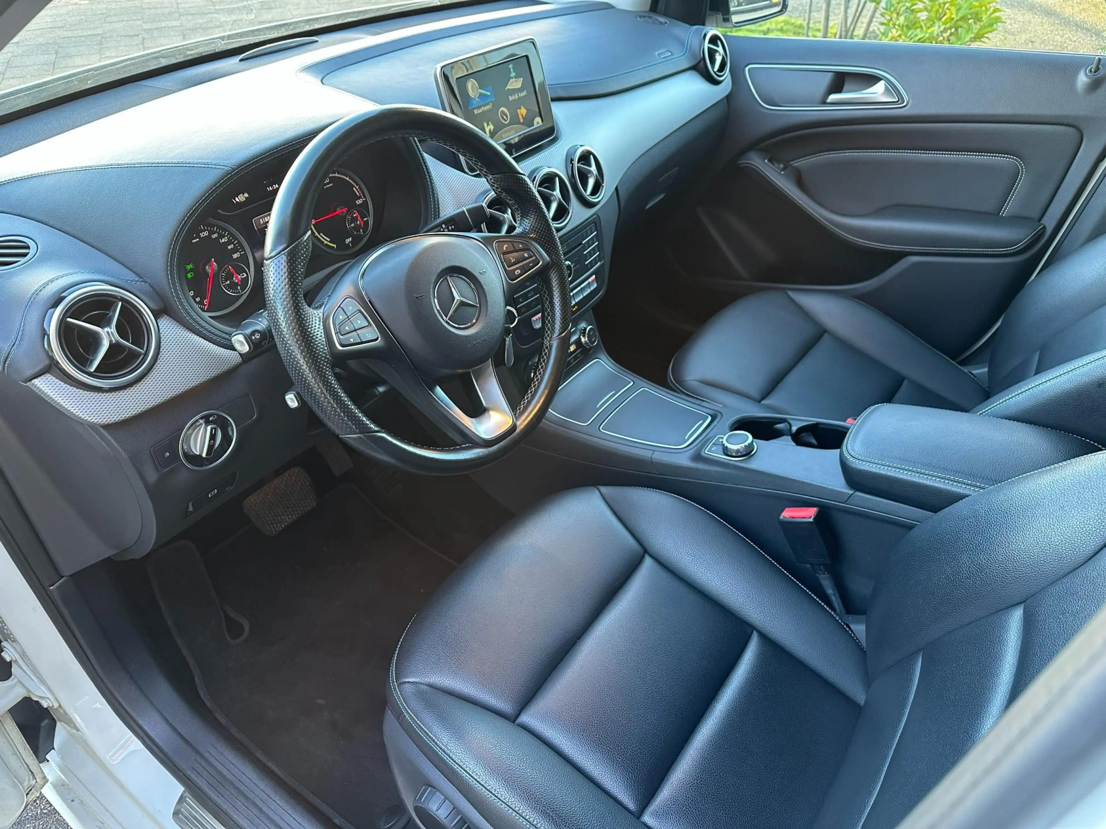 Mercedes-Benz B Electric Drive — photo 17