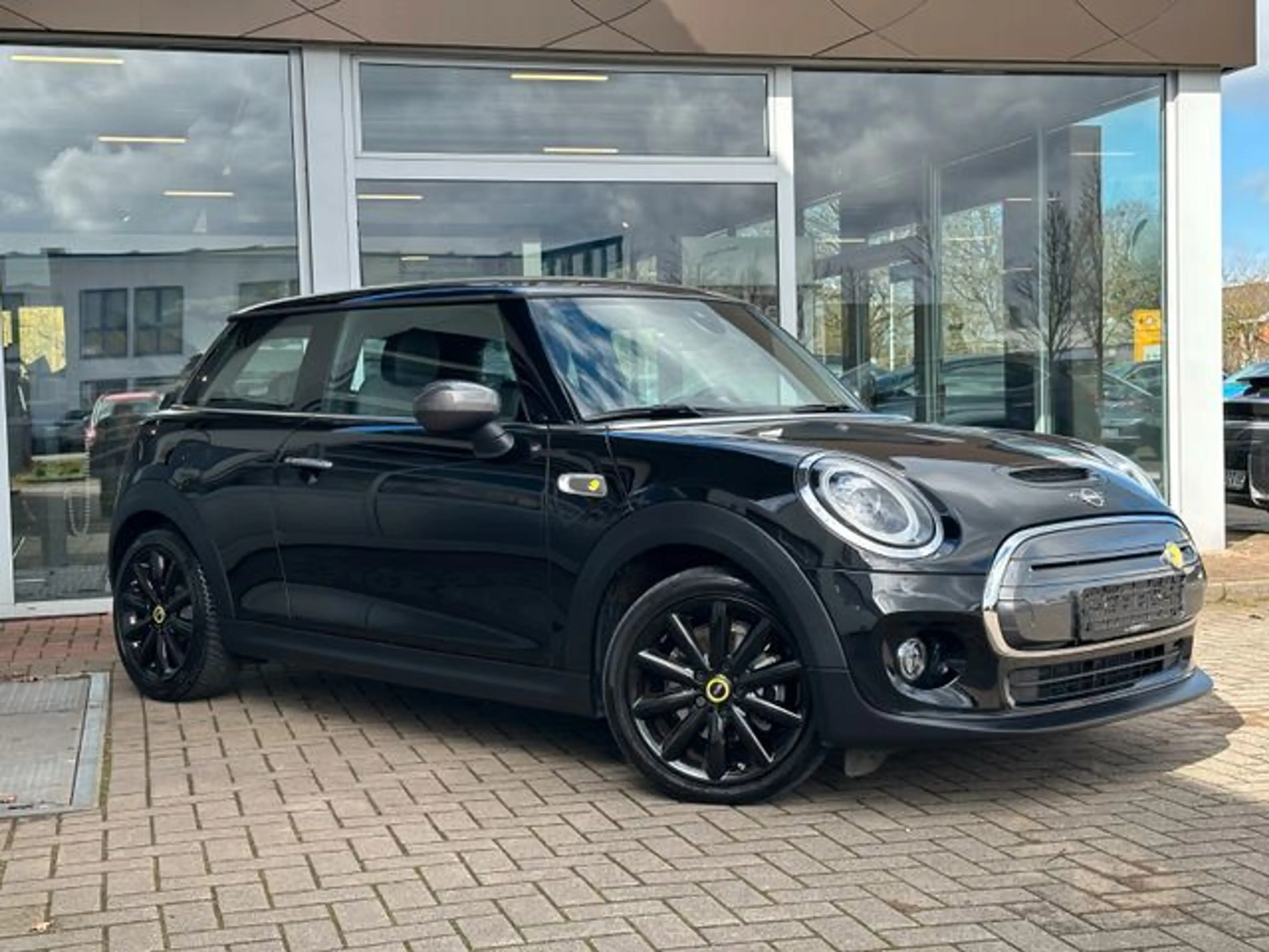 MINI Cooper SE Navi LED SHZ PDC 17 Zoll BLACK — photo 2