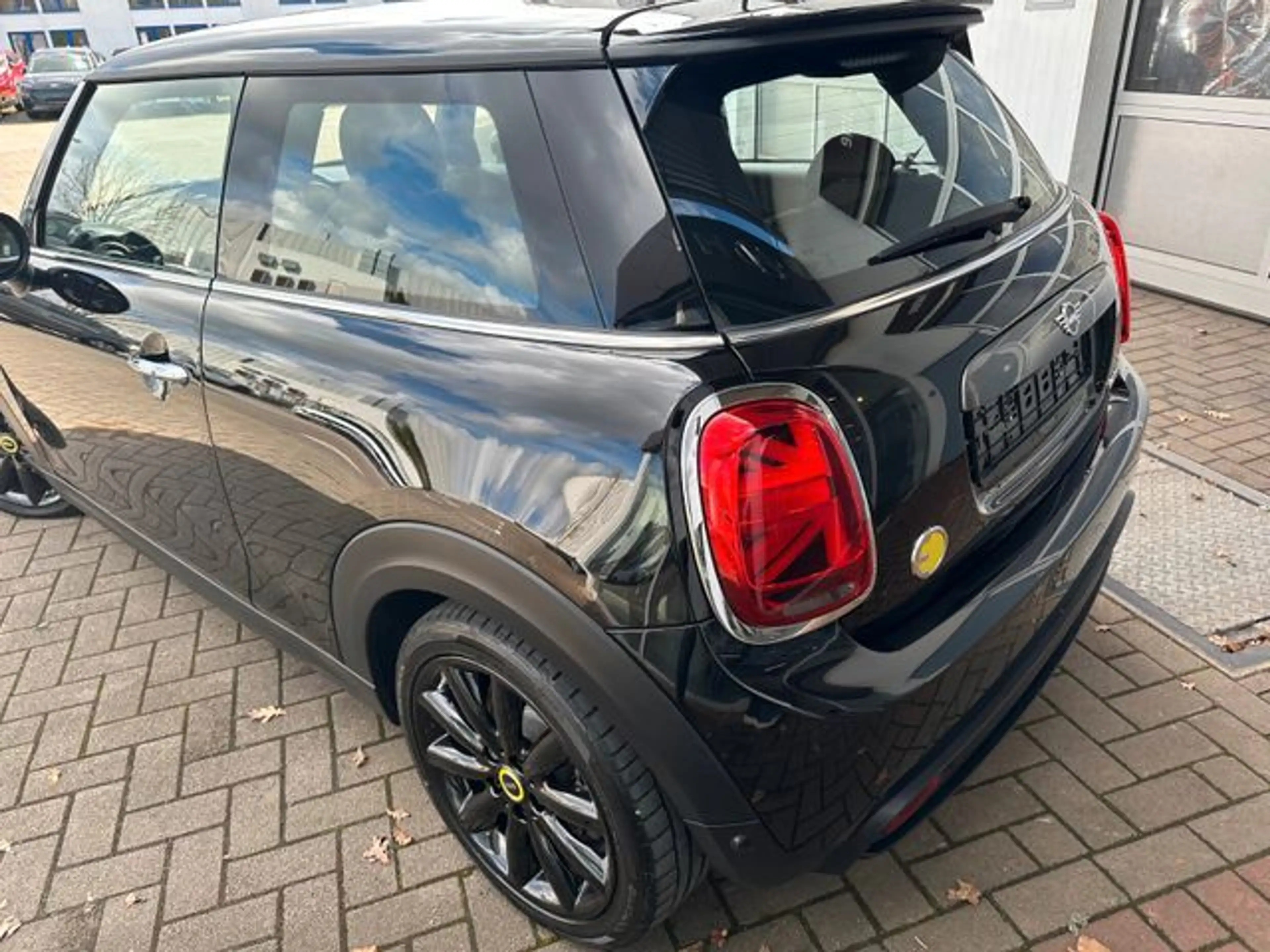 MINI Cooper SE Navi LED SHZ PDC 17 Zoll BLACK — photo 4