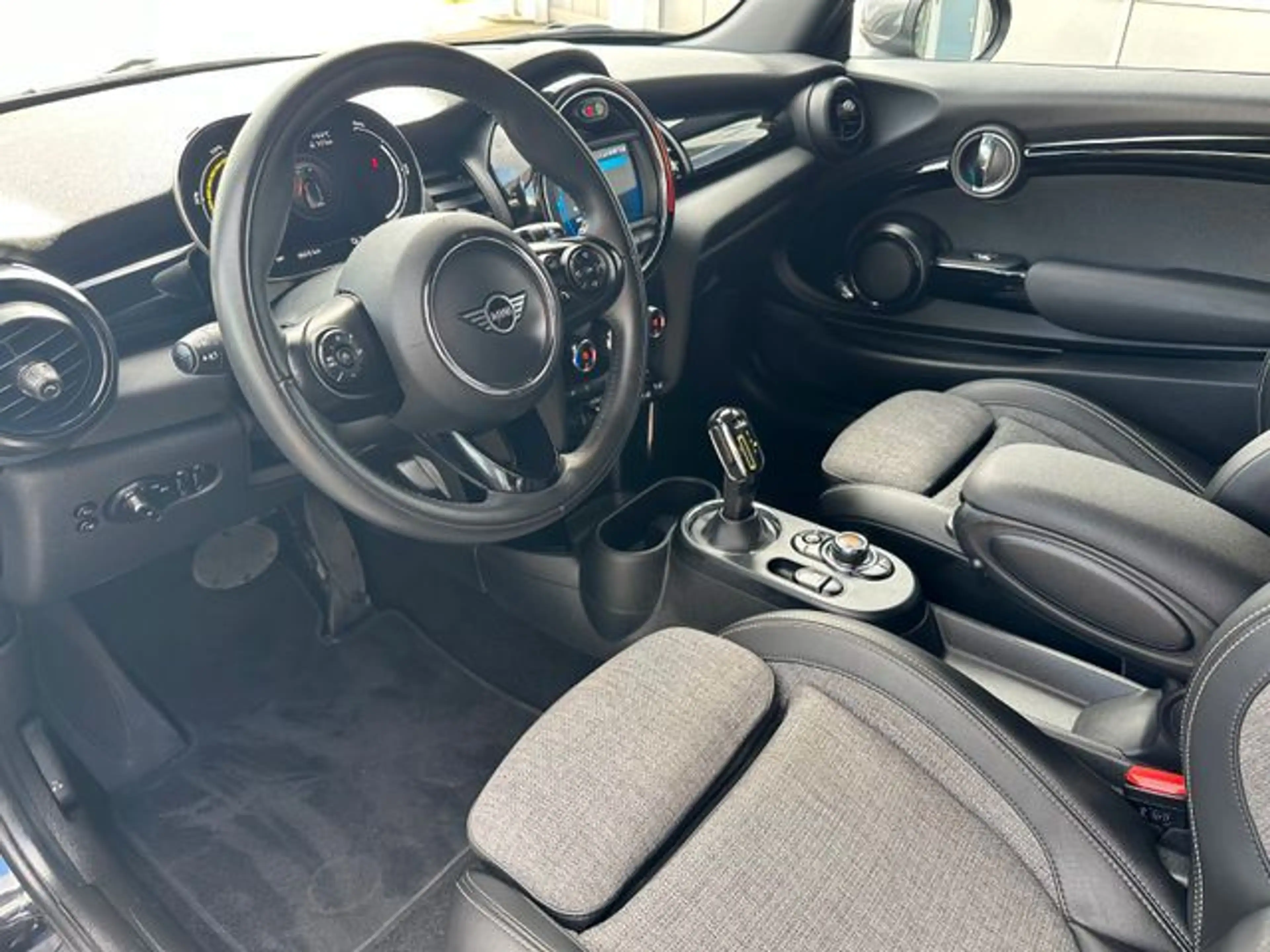 MINI Cooper SE Navi LED SHZ PDC 17 Zoll BLACK — photo 6