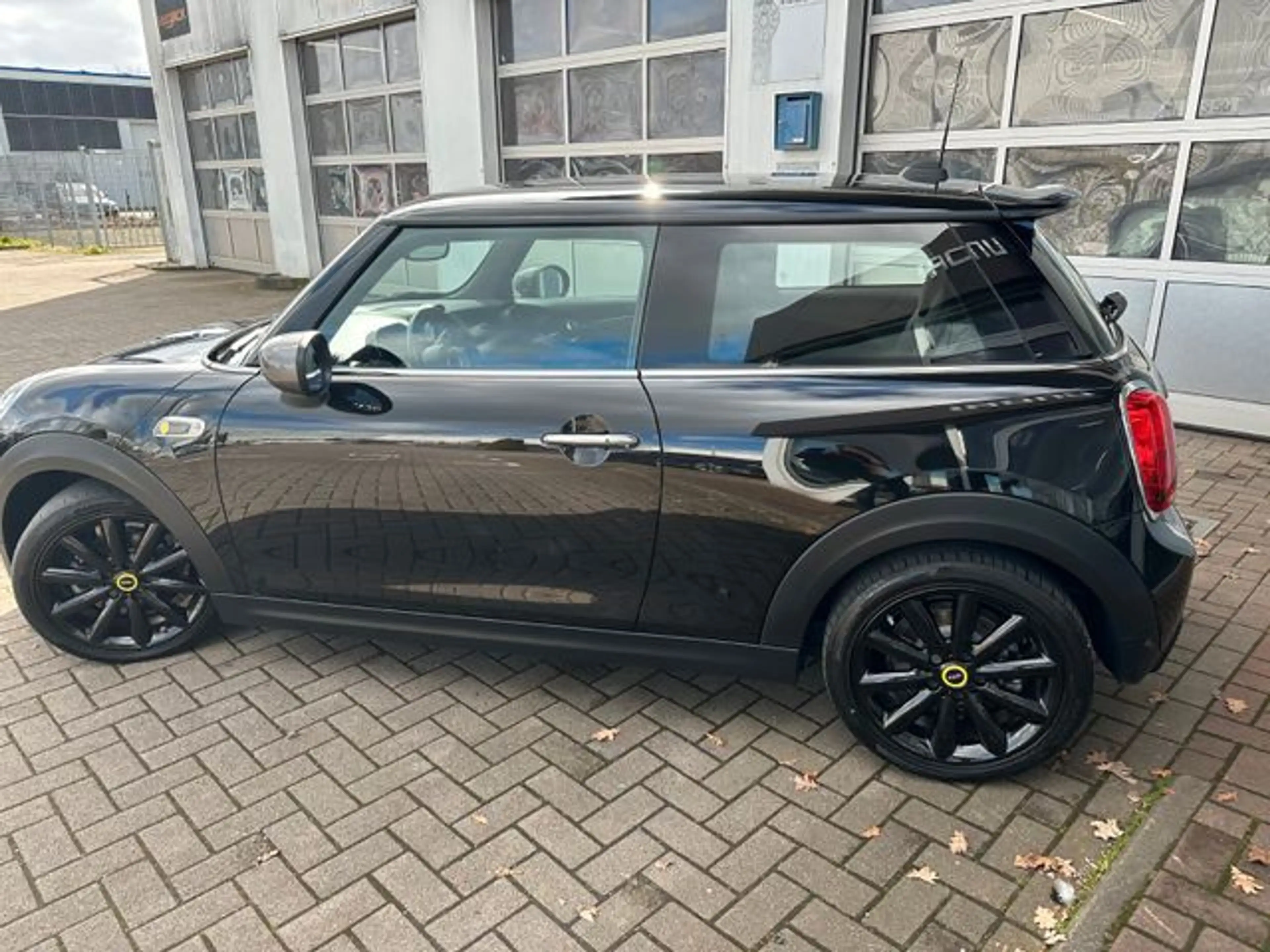 MINI Cooper SE Navi LED SHZ PDC 17 Zoll BLACK — photo 3
