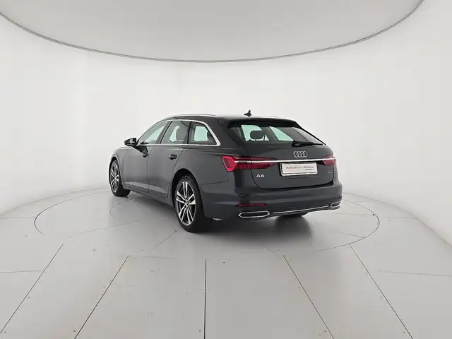 Audi A6 Avant view 3