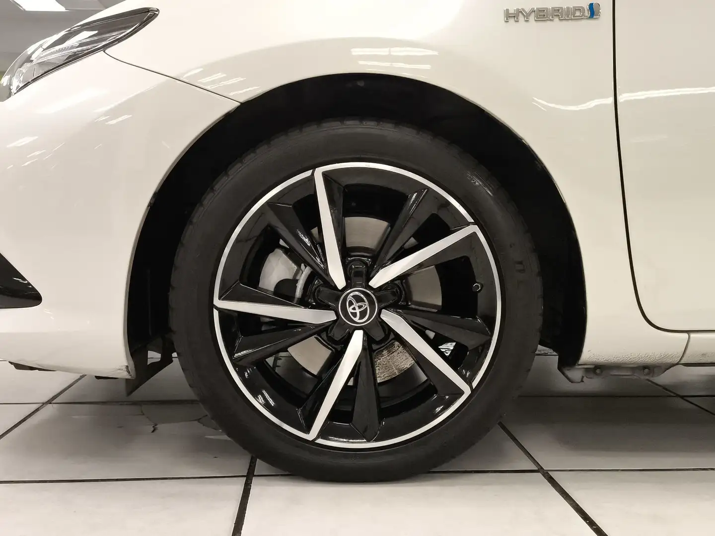 Toyota Auris hybrid 140H Feel! Edition Blanc - 2