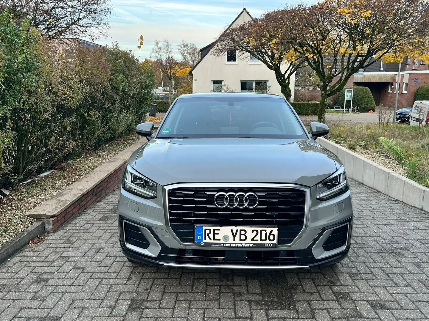 Audi Q2 30 TFSI sport Grau - 1
