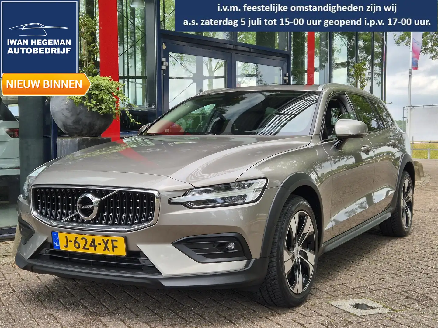 Volvo V60 Cross Country 2.0 B5 AWD Pro AUTOMAAT | Afn. Trekhaak | Panodak Grijs - 1