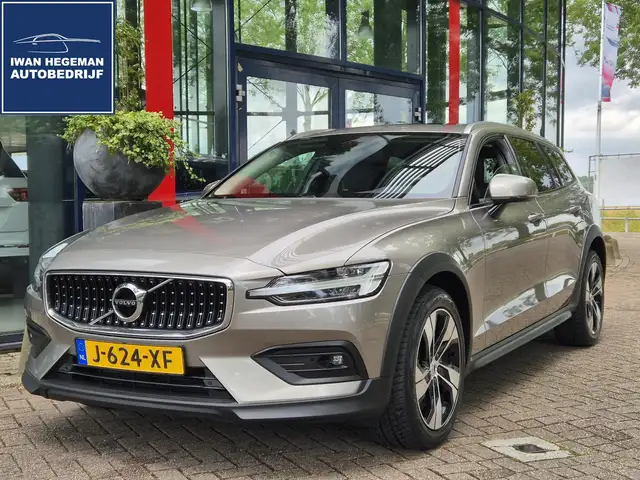 Volvo V60 Cross Country 2.0 B5 AWD Pro AUTOMAAT | Afn. Trekhaak | Panodak
