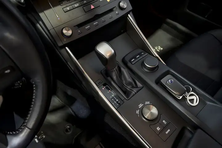 Lexus IS300 2016, foto 28