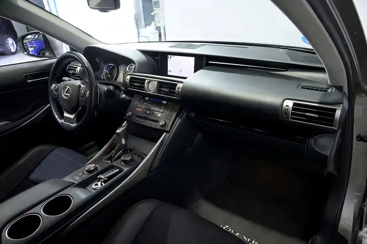 Lexus IS300 2016, foto 24