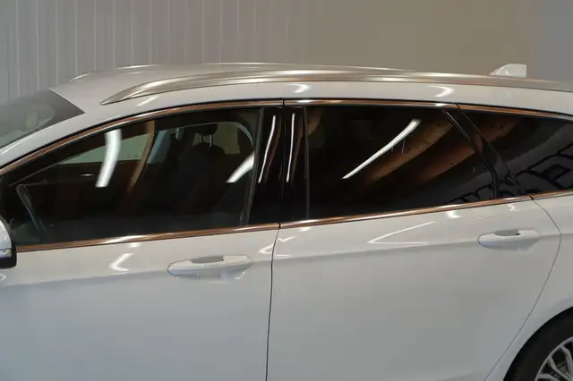 Ford Mondeo view 12