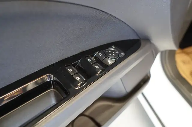 Ford Mondeo view 15
