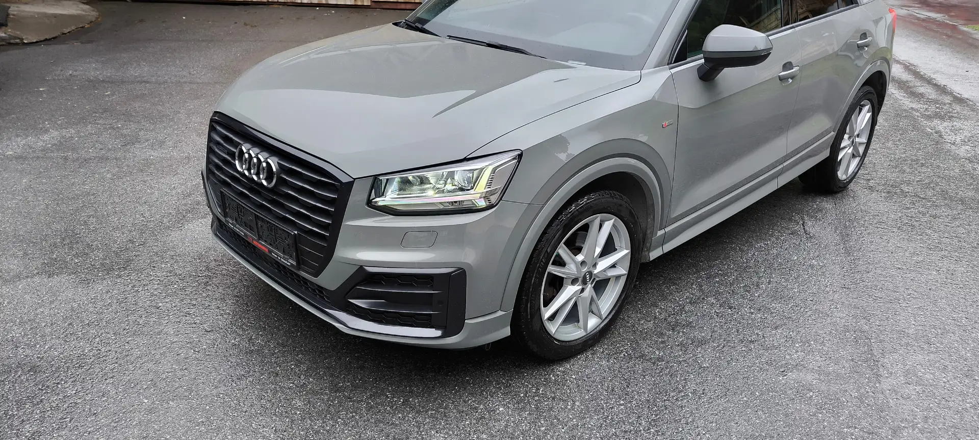 Audi Q2 40 TFSI S-tronic S-line Grau - 1