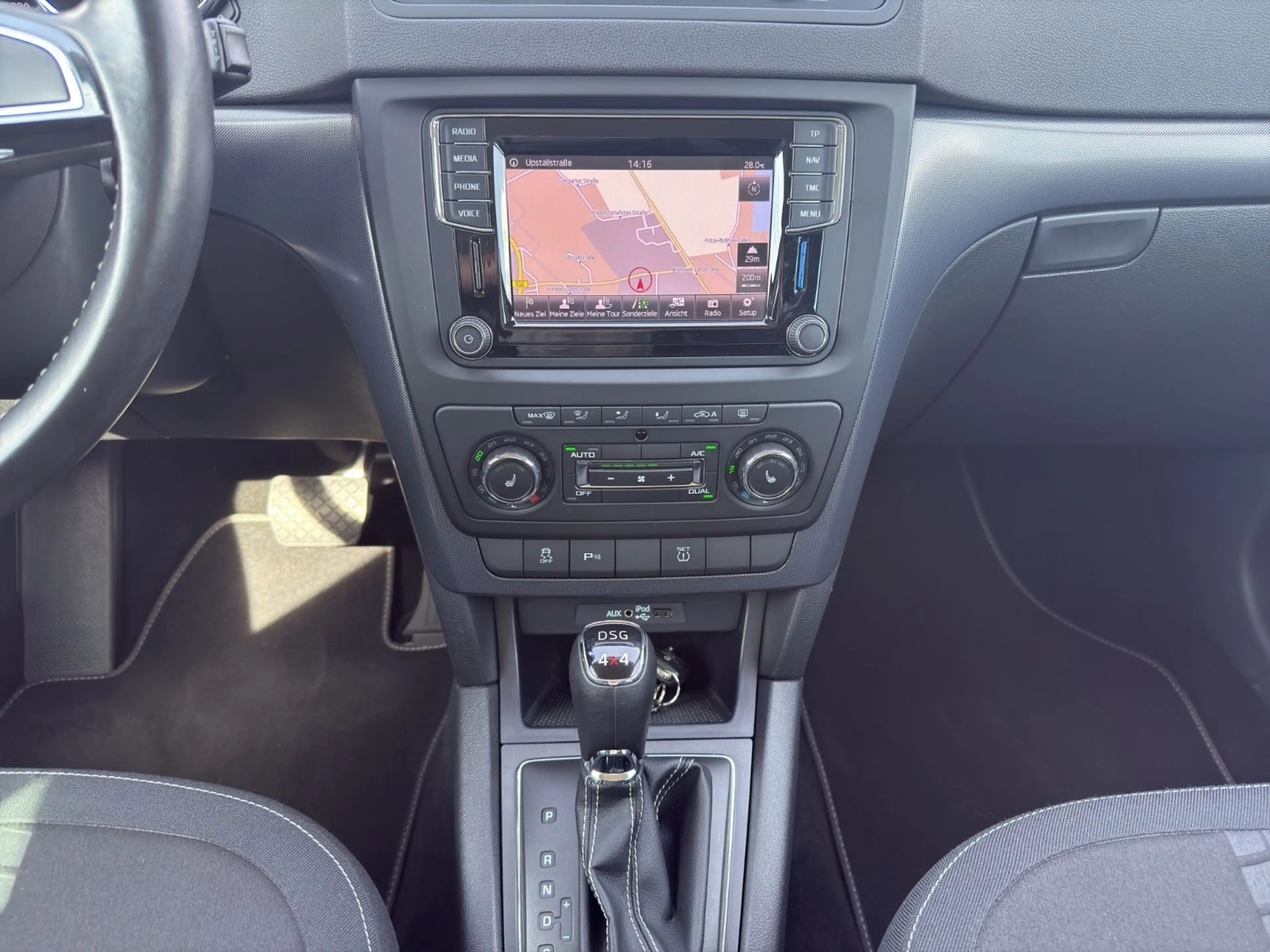 Skoda Yeti Adventure 4x4*DSG*Navi*Cam*PDC*1.Hand — photo 14