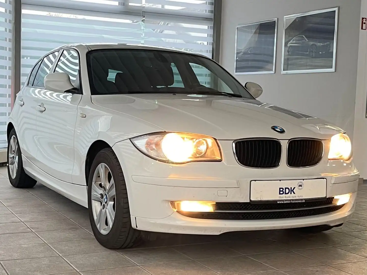 BMW 116 d 5-Türer Navi Klimaaut. Komfort-Paket HiFi Weiß - 2