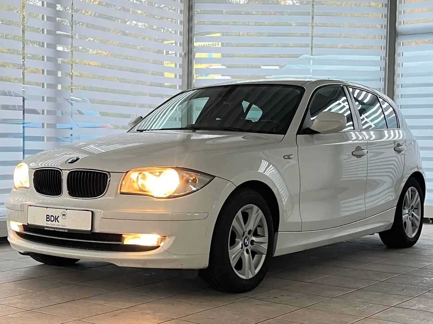 BMW 116 d 5-Türer Navi Klimaaut. Komfort-Paket HiFi Weiß - 1